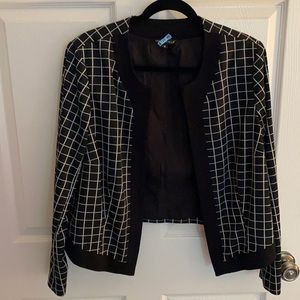 Additionelle black & white jacket.